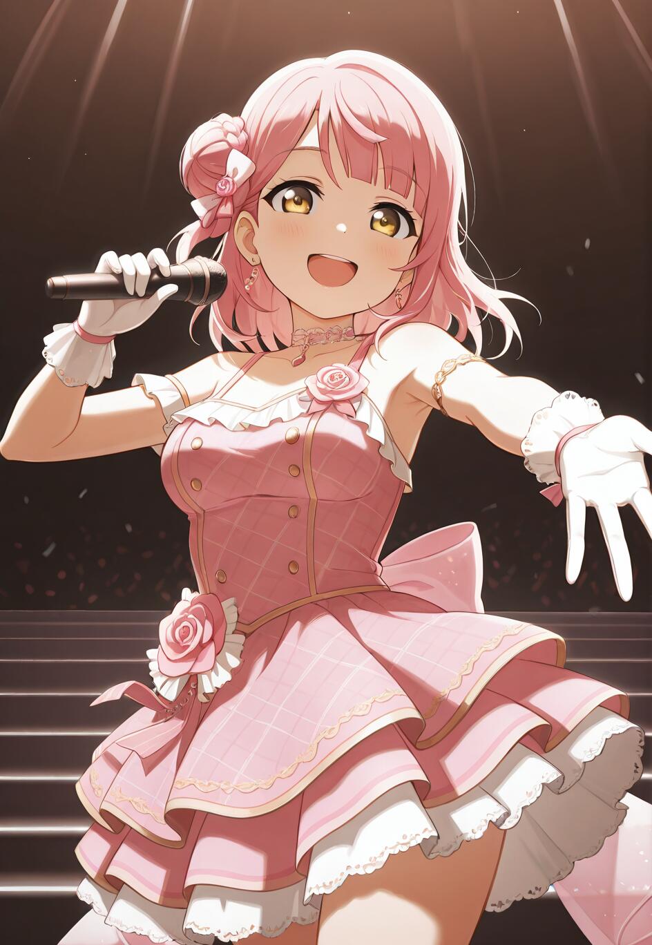 Ayumu Uehara, del gruppo Love Live! Nijigasaki High School Idol Club, sorride radiosa mentre canta al microfono sul palco, indossando un elaborato costume da idol rosa e bianco, decorato con motivi a forma di rosa.