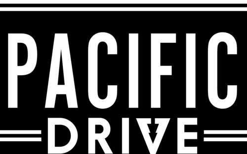 Un’auto che si muove attraverso un paesaggio boschivo nebbioso e misterioso, ispirato... 7680x4800