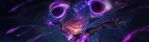 Kai’Sa, tratta dal videogioco League of Legends, mostra le sue armi e l’equipaggiamento...