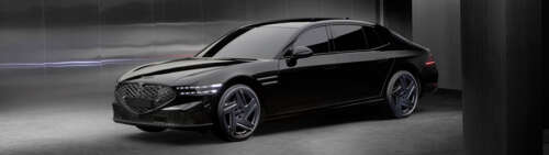 Una lussuosa berlina Genesis G90 di fascia alta, esposta in un contesto professionale.