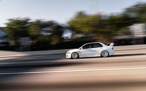 Una vista dettagliata di una Mitsubishi Lancer Evolution IX, un’elegante berlina... 7680x4800