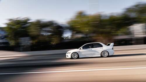 Una vista dettagliata di una Mitsubishi Lancer Evolution IX, un’elegante berlina... 4K (Ultra HD)