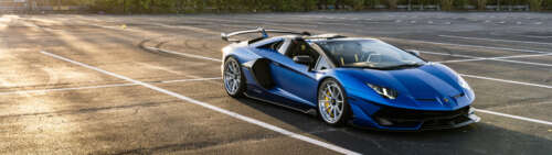 Un primo piano di una lussuosa auto sportiva Lamborghini che ne mette in risalto... Dual UHD