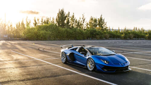 Un primo piano di una lussuosa auto sportiva Lamborghini che ne mette in risalto... 4K (Ultra HD)
