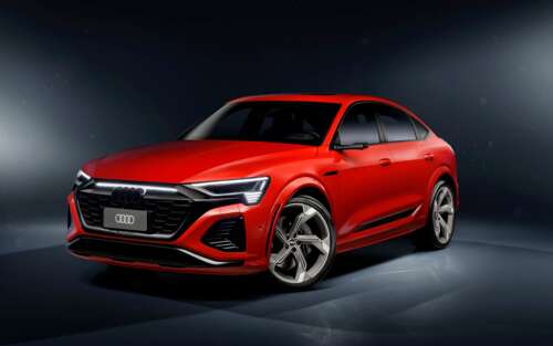 Un lussuoso SUV Audi SQ8 ad alte prestazioni, caratterizzato da un design moderno... 7680x4800