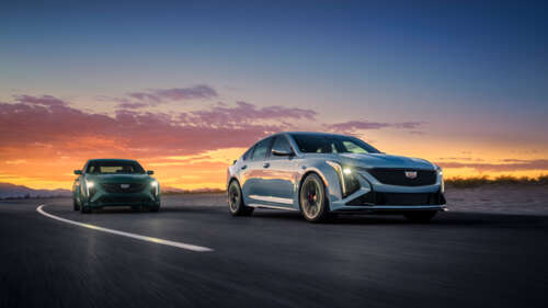 Una berlina Cadillac CT5-V Blackwing, elegante e potente, ripresa in dettaglio con... 8K