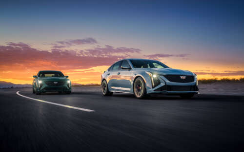 Una berlina Cadillac CT5-V Blackwing, elegante e potente, ripresa in dettaglio con... 7680x4800