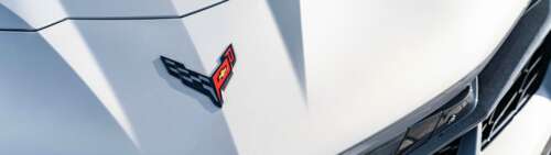 Una sportiva Chevrolet Corvette C8, elegante e aerodinamica, che mette in risalto... Dual UHD