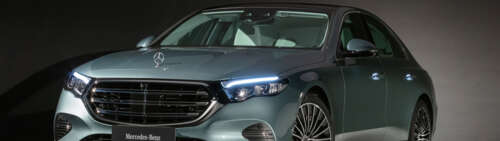 Una foto ad alta risoluzione di un’elegante berlina Mercedes-Benz Classe E. Dual UHD
