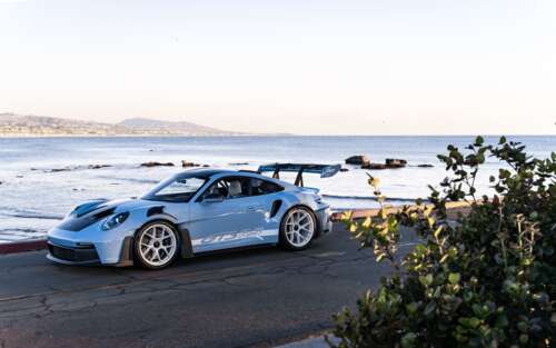 Un’auto sportiva Porsche dalle prestazioni elevate, caratterizzata da un design elegante... 7680x4800