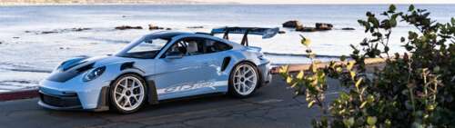 Un’auto sportiva Porsche dalle prestazioni elevate, caratterizzata da un design elegante...