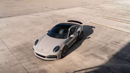 Un’elegante e moderna auto sportiva Porsche, che mette in risalto il suo design aerodinamico... 8K