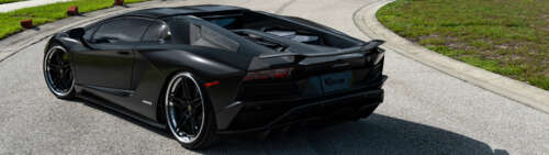 Una Lamborghini, supercar elegante e di lusso, ripresa in dettaglio con grande precisione. Dual UHD