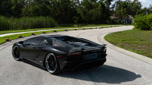 Una Lamborghini, supercar elegante e di lusso, ripresa in dettaglio con grande precisione. 8K