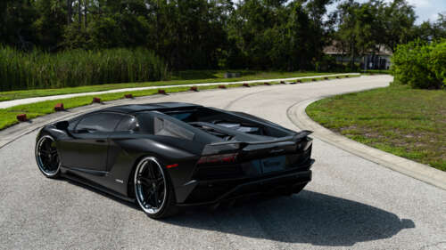 Una Lamborghini, supercar elegante e di lusso, ripresa in dettaglio con grande precisione. 4K (Ultra HD)