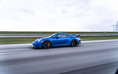 Un’immagine dettagliata di una Porsche GT3 RS, un’auto sportiva, che ne mette in... 7680x4800