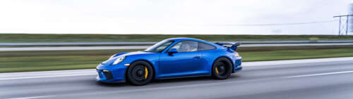 Un’immagine dettagliata di una Porsche GT3 RS, un’auto sportiva, che ne mette in...