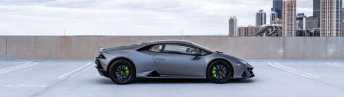 Una Lamborghini Huracán, supercar elegante e potente, esposta in un contesto professionale. Dual UHD