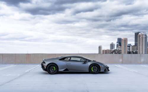 Una Lamborghini Huracán, supercar elegante e potente, esposta in un contesto professionale. 7680x4800