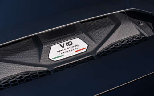 Una splendida Lamborghini Huracán, supercar dalle linee eleganti, ripresa in dettaglio... 7680x4800