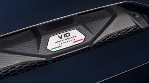 Una splendida Lamborghini Huracán, supercar dalle linee eleganti, ripresa in dettaglio... 8K