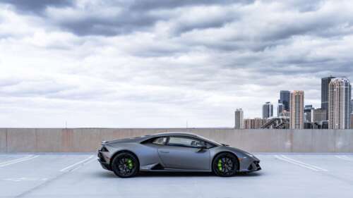 Una Lamborghini Huracán, supercar elegante e potente, esposta in un contesto professionale. 4K (Ultra HD)