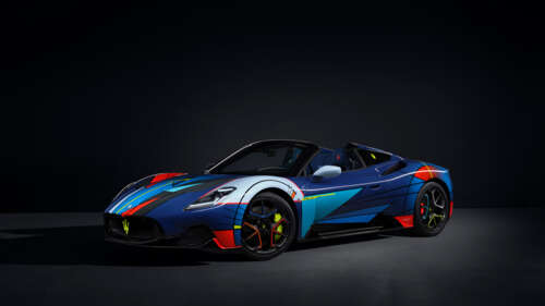 Una supercar Maserati MC20 dalle prestazioni elevate, caratterizzata da un design... 8K