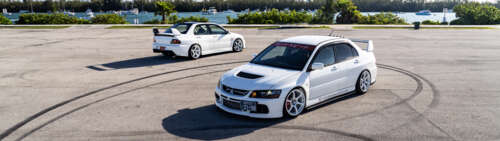 Una vista dettagliata di una Mitsubishi Lancer Evolution IX, una berlina sportiva,... Dual UHD