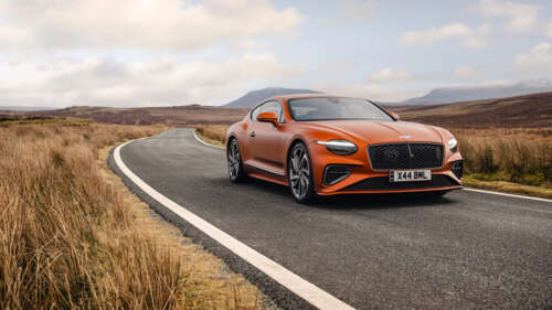 Una splendida Bentley Continental GT Speed di colore arancione acceso, che mette... 8K