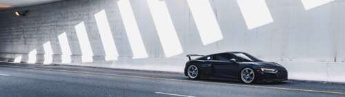 Un primo piano di un’elegante e moderna auto di lusso Audi, che ne mette in risalto... Dual UHD