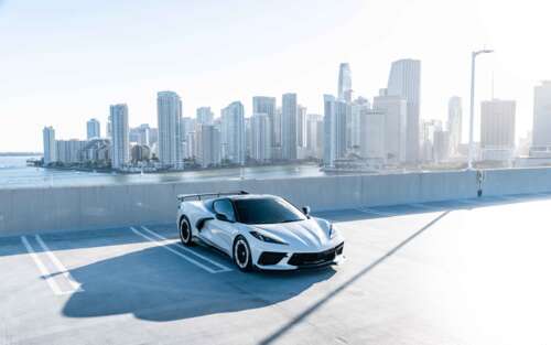 Una potente auto sportiva Chevrolet Corvette C8, caratterizzata da un design aerodinamico... 7680x4800