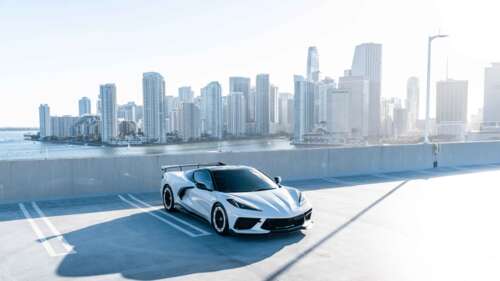 Una potente auto sportiva Chevrolet Corvette C8, caratterizzata da un design aerodinamico... 4K (Ultra HD)