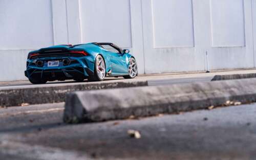 Una vista dettagliata di una Lamborghini Huracan Evo, che ne mette in risalto l’iconico... 7680x4800