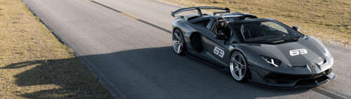 Una vista ad alta risoluzione di una Lamborghini Huracan, un’auto sportiva di lusso,... Dual UHD