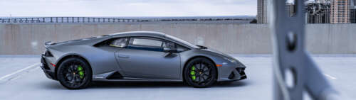 Un’immagine ravvicinata di una potente auto sportiva Lamborghini Huracan, che ne... Dual UHD