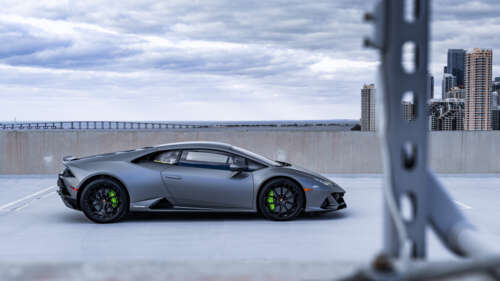 Un’immagine ravvicinata di una potente auto sportiva Lamborghini Huracan, che ne... 4K (Ultra HD)