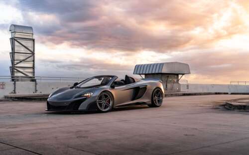 Una supercar McLaren elegante e aerodinamica, immortalata in una fotografia ad alta... 7680x4800