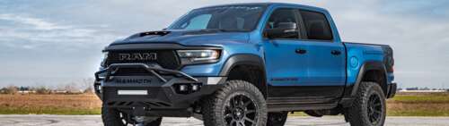 Un imponente pick-up Dodge Ram Hennessey Mammoth 1000, con assetto rialzato, modifiche... Dual UHD