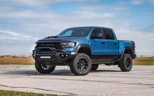 Un imponente pick-up Dodge Ram Hennessey Mammoth 1000, con assetto rialzato, modifiche... 7680x4800