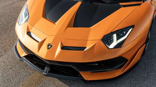 Una Lamborghini Aventador SVJ, una supercar elegante e potente, caratterizzata da... 8K