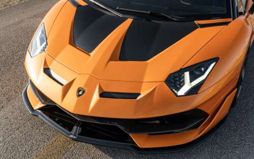 Una Lamborghini Aventador SVJ, una supercar elegante e potente, caratterizzata da... 7680x4800