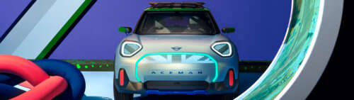 Una fotografia ad alta risoluzione di una MINI Aceman, un veicolo elettrico, che... Dual UHD