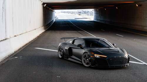 Un primo piano di un’elegante e moderna auto di lusso Audi, con una carrozzeria lucida... 8K