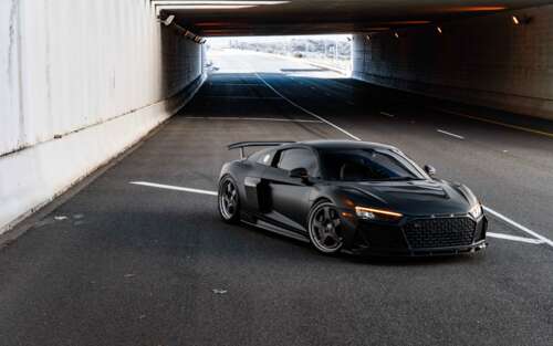 Un primo piano di un’elegante e moderna auto di lusso Audi, con una carrozzeria lucida... 7680x4800