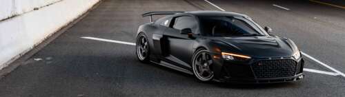 Un primo piano di un’elegante e moderna auto di lusso Audi, con una carrozzeria lucida... Dual UHD