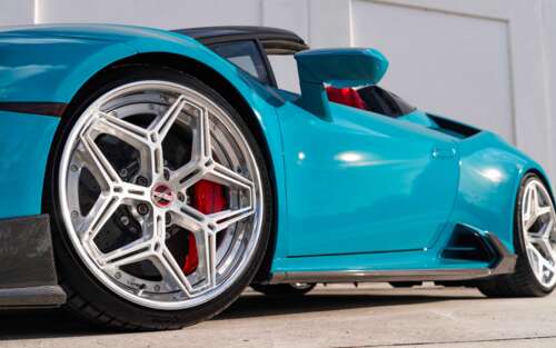 Una vista dettagliata di una Lamborghini Huracan Evo che ne mette in risalto la carrozzeria... 7680x4800