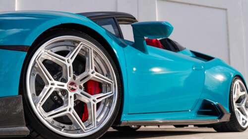 Una vista dettagliata di una Lamborghini Huracan Evo che ne mette in risalto la carrozzeria... 4K (Ultra HD)