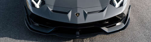 Un primo piano che mostra una Lamborghini Huracan, un’elegante e potente supercar.