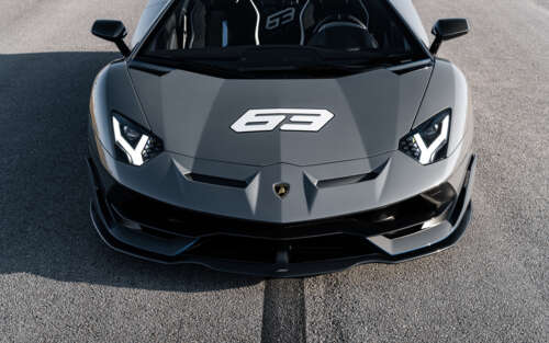 Un primo piano che mostra una Lamborghini Huracan, un’elegante e potente supercar. 7680x4800