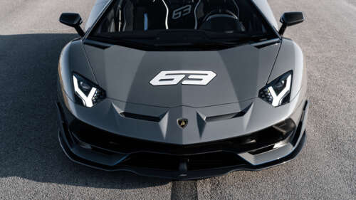 Un primo piano che mostra una Lamborghini Huracan, un’elegante e potente supercar.